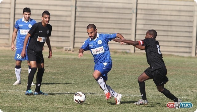 אמיר טמניו עוצר את עידן דוד (צילום: שלומי גבאי)